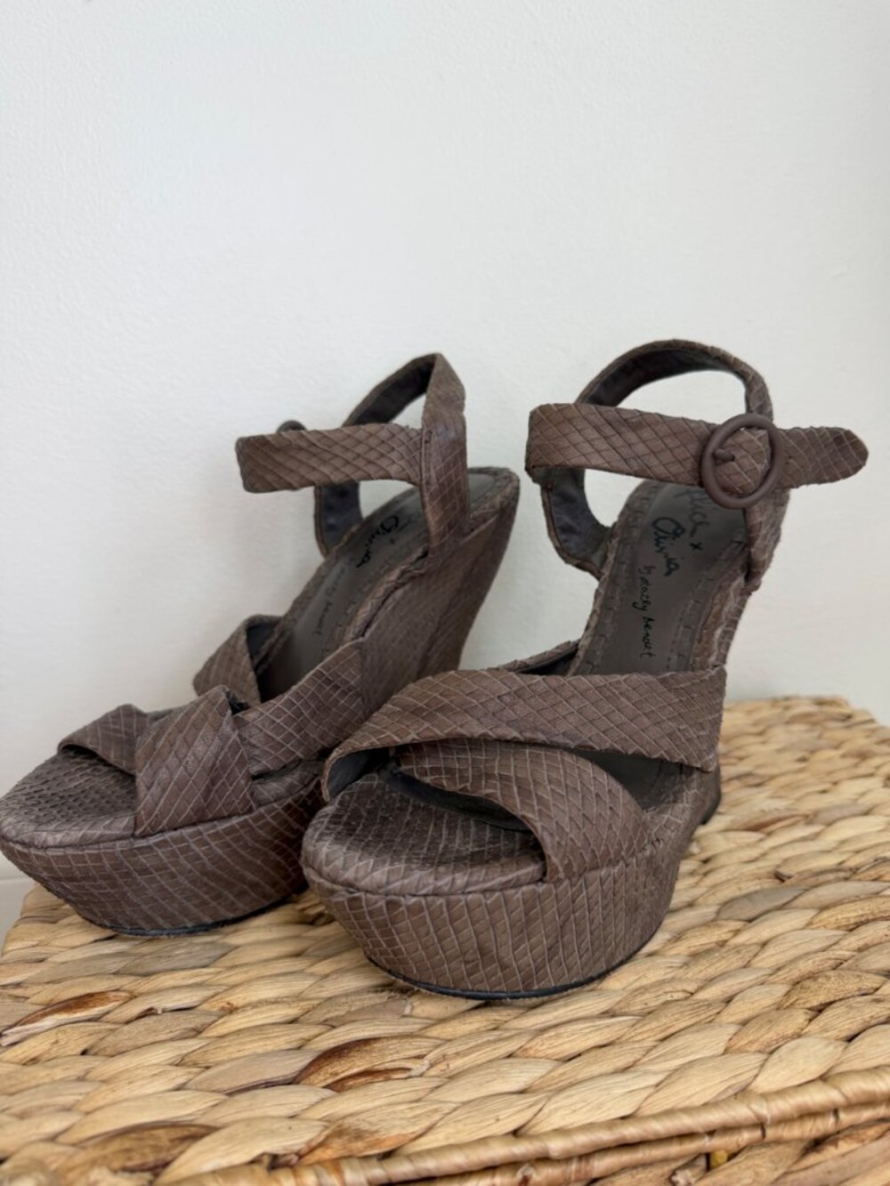 Alice + Olivia Juliet Faux-Snakeskin Platform Wedge Sandals Size 38